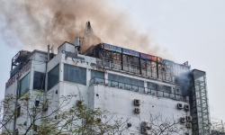 Cháy lớn tại tòa nhà cao tầng ở Ô Chợ Dừa, khói lửa bốc lên ngùn ngụt