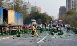 CSGT Hà Nội cùng người dân giúp tài xế container dọn hàng trăm chai bia rơi xuống đường