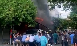 TP. HCM: Gần 20 người hợp sức đẩy ôtô ra khỏi đám cháy