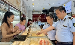 Hà Nội kiểm tra 3 cửa hàng kinh doanh vàng, nhằm bình ổn thị trường
