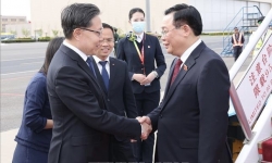 Chủ tịch Quốc hội Vương Đình Huệ đến Thủ đô Bắc Kinh, bắt đầu thăm chính thức nước Cộng hòa Nhân dân Trung Hoa