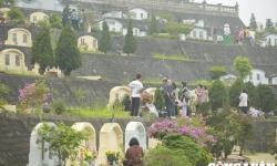 Tranh thủ ngày cuối tuần, nhiều người dân đi viếng mộ dịp Tết Thanh minh