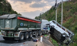 Kon Tum: Xe tải và xe khách đối đầu, 23 người thương vong