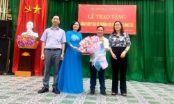 Bộ trưởng Bộ GD&ĐT tặng Bằng khen cho thầy giáo không bàn chân ở Thanh Hoá