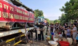 Bộ đội chở nước sạch miễn phí đến tận làng tiếp tế cho bà con vùng hạn ở Gia Lai
