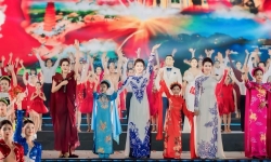 Hoa hậu nhí Quốc tế Hiểu Anh và Á hậu nhí Quốc tế Bảo Linh lộng lẫy trên sân khấu Lễ hội Hoa phượng đỏ Hải Phòng