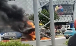 TP HCM: Ô tô chở hàng bốc cháy dữ dội trên đại lộ Phạm Văn Đồng