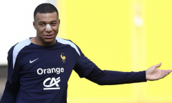 Real Madrid muốn Mbappe phẫu thuật mũi sớm, Pháp nói không