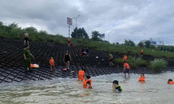 Thủy điện Hòa Bình mở 3 cửa xả, hàng chục người vẫn thản nhiên tắm dưới chân đập