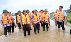 Thủ tướng Phạm Minh Chính kiểm tra, động viên công tác ứng phó thiên tai tại xã bị cô lập của Bắc Giang