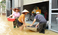 Lũ sông Bùi rút chậm, nhiều hộ dân chưa thể về nhà