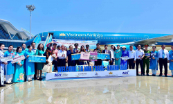 Vietnam Airlines trao quà cho hành khách thứ 9 triệu đến Khánh Hòa