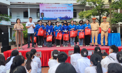 Thái Bình: Công an thành phố tuyên truyền vì An toàn giao thông cho học sinh đến trường