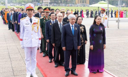 Đoàn đại biểu dự Đại hội MTTQ Việt Nam lần thứ X vào Lăng viếng Chủ tịch Hồ Chí Minh trước phiên khai mạc