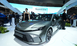 Toyota Camry 2024 ra mắt khách Việt, thiết kế 'lột xác', nhiều công nghệ và lần đầu có bản hybrid