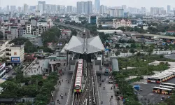 Tàu điện trên cao gặp sự cố, hành khách phải chuyển sang xe buýt