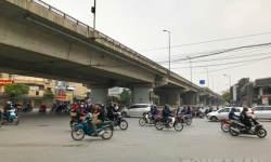 Đường phố Hà Nội đông đúc sau 15 ngày thực hiện cách ly toàn xã hội