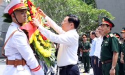 Phó Thủ tướng Thường trực Phạm Bình Minh dâng hương tại Nghĩa trang Liệt sĩ Quốc gia Vị Xuyên