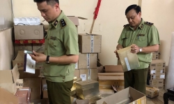 Hà Nội: Thu giữ lô hàng mỹ phẩm làm đẹp nghi nhập lậu