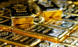 Giá vàng hôm nay 26/5: Vàng vẫn 'rập rình' tăng giá