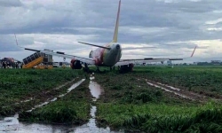 Sân bay Tân Sơn Nhất tạm dừng hoạt động do máy bay lăn lệch đường băng