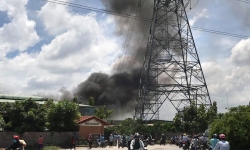 Bình Dương: Công ty gỗ bốc cháy dữ dội gần đường điện cao thế