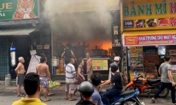Cứu 7 người thoát khỏi quán ăn bốc cháy ở Sài Gòn