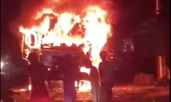 Hà Tĩnh: Xe tải cháy rụi sau khi đâm xe máy, 1 người chết thảm