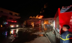 Cháy rụi công ty nội thất ở Hải Phòng trong đêm