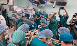 Gần 100 y bác sĩ tham gia ca đại phẫu tách rời cặp song sinh phức tạp nhất Việt Nam