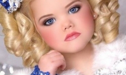 'Hoa hậu nhí' nước Mỹ phải tiêm botox từ khi 4 tuổi để xinh như búp bê