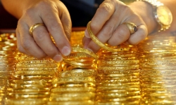 Giá vàng vọt đỉnh, người mua từ đầu năm lãi gần 10 triệu đồng/lượng