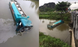 Ninh Bình: Xe bồn chở dầu va chạm xe tải, lao thẳng xuống sông
