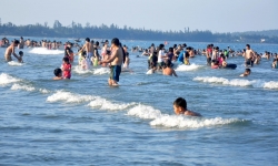 Quảng Ngãi: Cho phép du lịch, tắm biển, kinh doanh ăn uống hoạt động trở lại