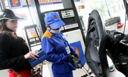 Giá xăng dầu hôm nay 31/8: Dầu giảm trở lại do nhu cầu tiêu thụ giảm