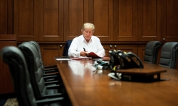 Ông Donald Trump vẫn làm việc bình thường trong bệnh viện trong tình trạng 'tốt hơn nhiều'