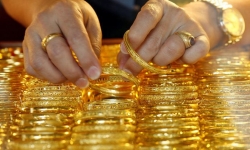 Giá vàng SJC trong nước cao hơn thế giới gần 5 triệu đồng mỗi lượng