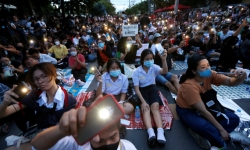 Người biểu tình Thái Lan gây áp lực khi Quốc hội cân nhắc thay đổi hiến pháp