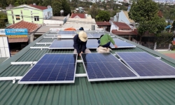 Bùng phát 'điện mặt trời mái nhà', EVN hốt hoảng phát tín hiệu SOS