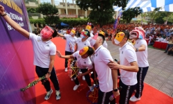 Quang Hải, Bùi Tiến Dũng đeo mặt nạ Trung thu truyền cảm hứng tại 'Strong Vietnam'