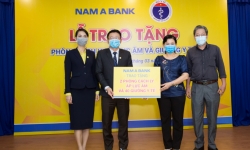Nam A Bank trao tặng 2 phòng cách ly áp lực âm và 40 giường y tế chống dịch covid-19