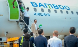 Chủ tịch Bamboo Airways Trịnh Văn Quyết cùng hành khách bay thẳng Hà Nội - Côn Đảo ngày khai trương