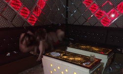 Bắt quả tang các nữ tiếp viên thoát y phục vụ khách trong quán karaoke