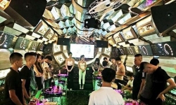 Hà Tĩnh: Phát hiện 13 nam nữ 'bay lắc' trong quán Karaoke