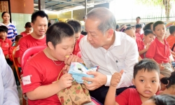 Lãnh đạo tỉnh Thừa Thiên Huế trao quà cho trẻ em khuyết tật nhân dịp Tết Trung thu