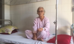Thừa Thiên Huế: Ăn hồng giòn, một cụ bà nguy kịch vì loét dạ dày