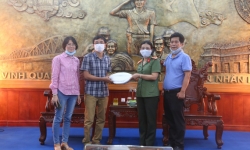 Công an tỉnh Thừa Thiên Huế tiếp nhận 12.000 bộ đồ bảo hộ y tế phòng chống dịch Covid-19