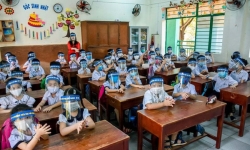 Bộ Giáo dục và Đào tạo không khuyến cáo học sinh đeo mũ chống giọt bắn
