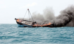 Quảng Trị: Cứu thành công 12 ngư dân trên tàu bị cháy trong đêm