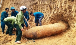 Nghệ An: Đào đất xây nhà, tá hoả phát hiện quả bom 'khủng' còn nguyên thuốc nổ